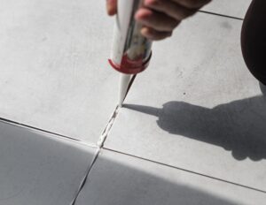 Profesjonalne uszczelnianie silikonem połączeń w łazience dla ochrony przed wilgocią i pleśnią.